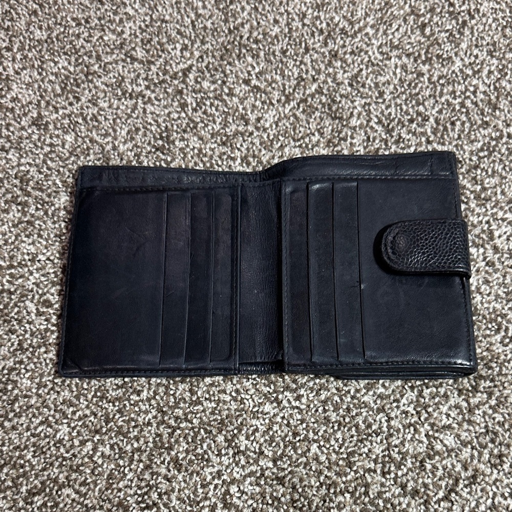 CHANEL AUTHENTIC Black Caviar Leather Card Holder with Embossed CC - Picture 14 of 16